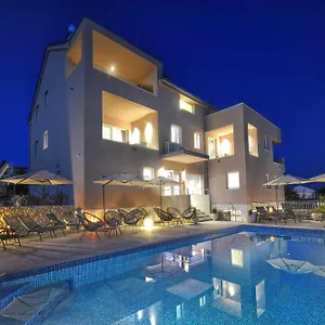 4* Penzion Deluxe No.10 - &